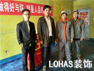 與業(yè)主合影