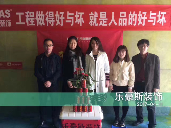 設(shè)計(jì)師李叢和客戶合影