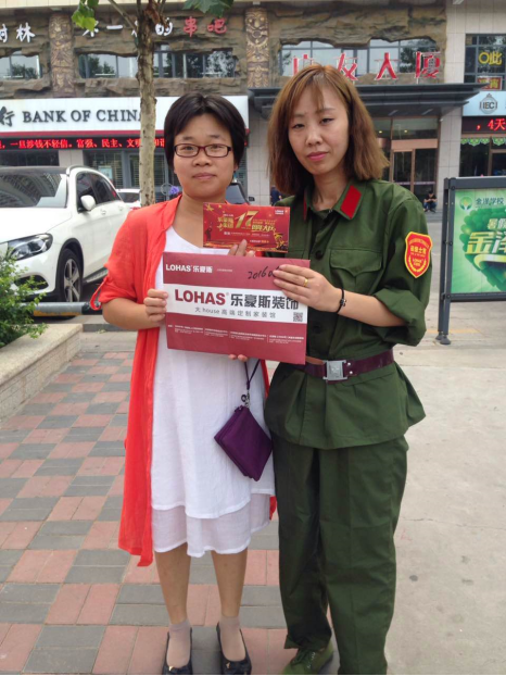 設(shè)計(jì)師郭秀娟簽單留念