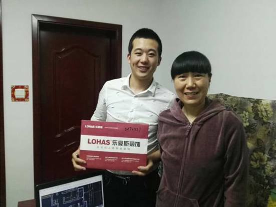 一印宿舍裝修業(yè)主與設(shè)計師合影留念