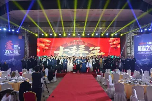 都說(shuō)年會(huì)越來(lái)越?jīng)]勁，到這里把年會(huì)的熱情找回來(lái)吧！上善美居2017新春晚會(huì)完美收官！